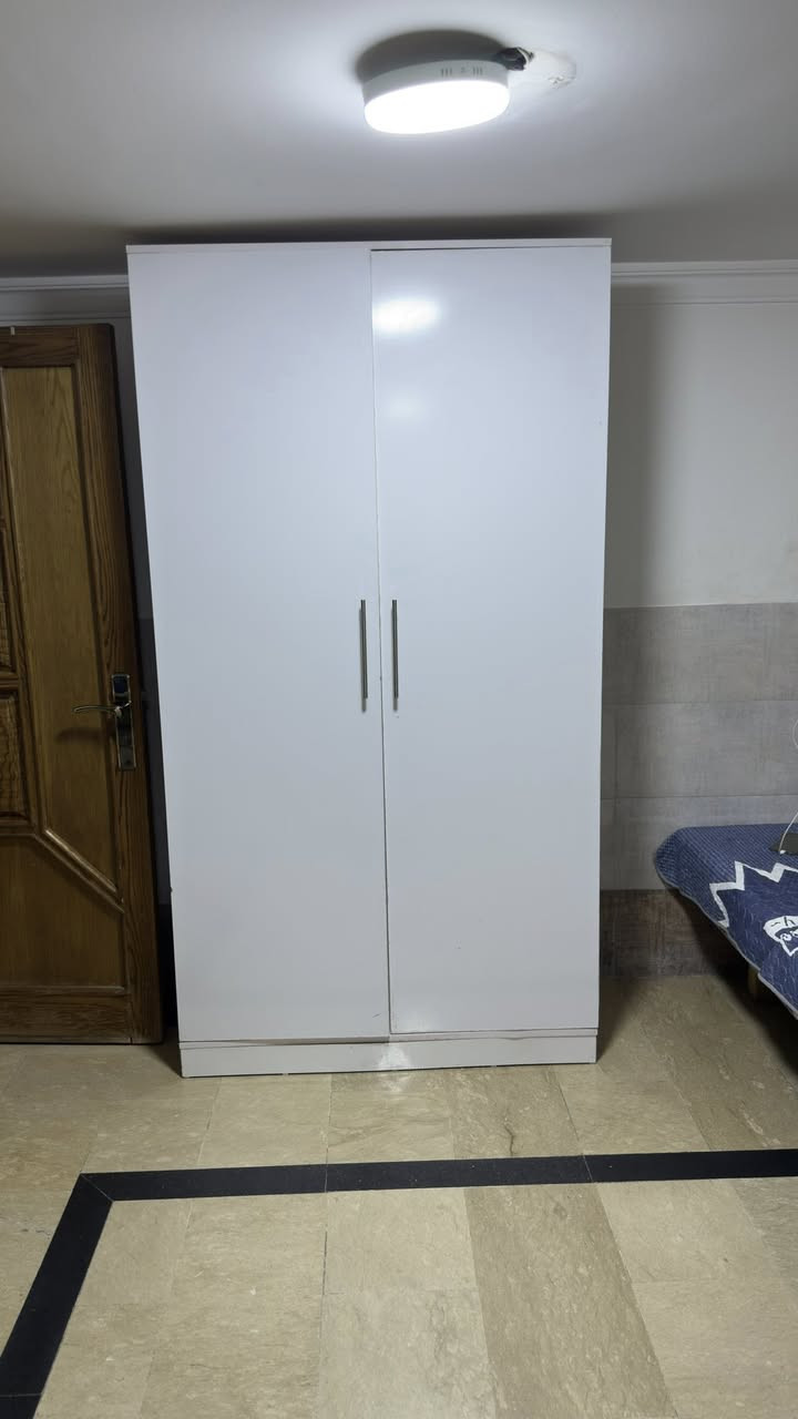 سلام عليكم كنتور 6 ابواب + كنتور صغير 2 ابواب + ميز تلفزيون للبيع كل قطعة والهة سعرها 
سعر الكنتور الكبير 300 الف
سعر الكنتور الصغير 100 الف
سعر ميز التليفزيون 50 الف
للتواصل واتساب او اتصال ***********
