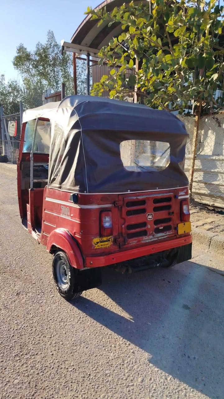 تكتك باجاج موديل 2018 شهر  4 مكينة 20  مكفولة اوراق ..بيها نقص بس الوصل تكتك مسويلها ادامة كامله من دبلات خلفيه وامامي.ودرايم شفتات جديد وقمچيات كلها جديدة مال كلچ وبريك وبانزين.تخم تاير جديد تكتك گبل للشارع مكانها بغداد الشعب سعرها 3500   وبيه مجال ***********
