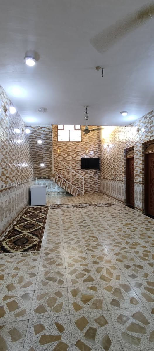 السلام عليكم بيت للبيع مساحه 500 متر زراعي سند 25 بي وصل تطويب من البلديه البيت كله بناء طابوگ الاساس رفت والسقف مسلح يحتوي على غرف نوم عدد 3 وصالات ثنين كبار وبراني ومطبخ وصحيات عدد 5 الطابق الثاني غرفة نوم وصاله وحمام وتواليت ممرات متر ونص البيت ركن على شارعين العنوان خلف عمارات الزيتون شارع سيد هاشم قرب حسينية حامل الواء قرب اسواق المنتضر السعر اتصل ع الرقم بي واتساب***********
