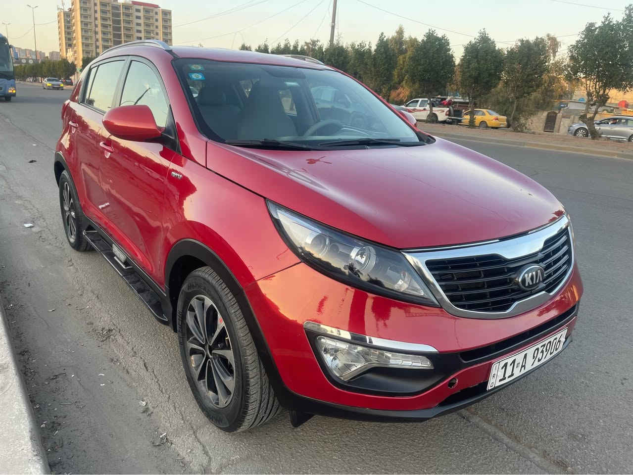 السلام عليكم
كيا سبورتج 2011 
وارد خليجي 
صبغ قبق جنطة بدون فتح
محرك 2400 دووش
تحكمات ستيرن
بلوتوث
حساسات خلفية 
كامرة دوارة
السعر
119 ورقة وبي مجال بسيط
*********** 
بغداد الدورة بغداد, العراق
