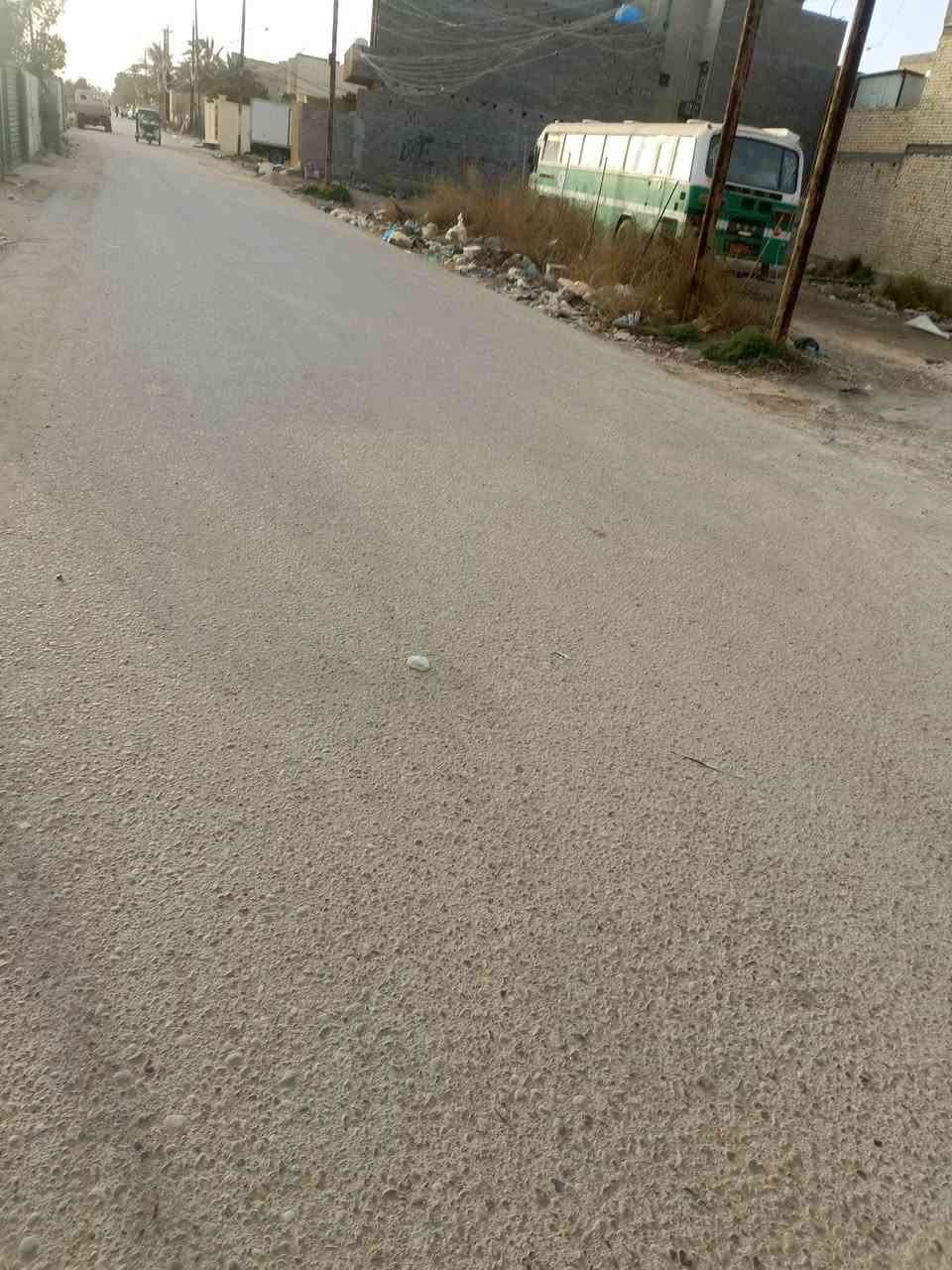 ارض للبيع في شعب سريدات القديمه المربع الثالث مساحته 75 متر سعره 17 مليون سند 25 علا شارع خدمات كامله سند 25 وسويلك قرار محكمه للاستفسار الاتصال  ***********
