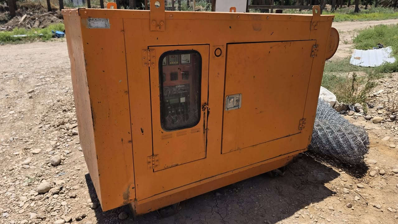 للبيع مولد 30 KVA (بيركنز أصلي) 
• ​نوع المحرك: بيركنز (Perkins).
• ​القدرة: 30 KVA.
• ​الحالة: نظيف جداً (كاتم للصوت).
• ​الموقع: الكوت ( يوجد توصيل )
• ​الفحص: شغال وجاهز .
• للاتصال ***********
