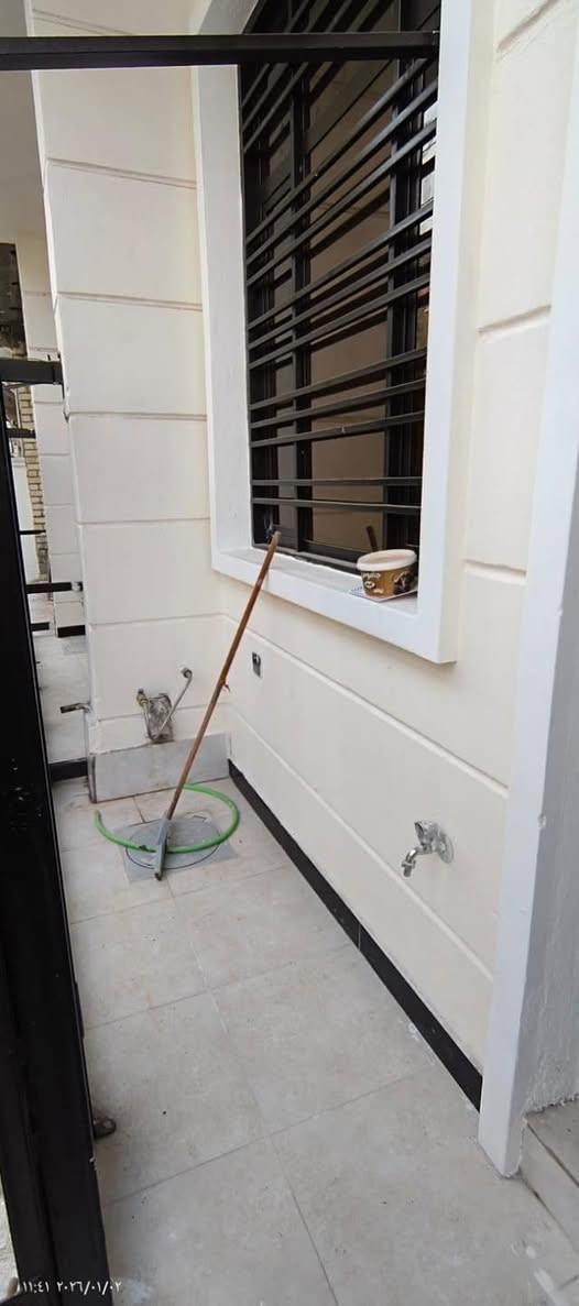 مكتب الزبيدي للعقار🏠🏠
🔊🔊🔊
للبيع مساحة ٤٨ ونص✅
📍الموقع حي القاهرة الشماسية قرب الخط السريع 
🏠يحتوي الطابق الأرضي على طرمة صالة ومطبخ وخدمات وغرفة نوم
والطابق الثاني يحتوي على غرفتين نوم وخدمات
والطابق الثالث بيتونة +سطحين 
📍عنوان المكتب حي القاهرة بظهر تانكي المي
للاستفسار اكثر يرجى مراجعة مكتب الزبيدي الهندسي للعقار🏠🏠
او الاتصال على: 
***********📞
