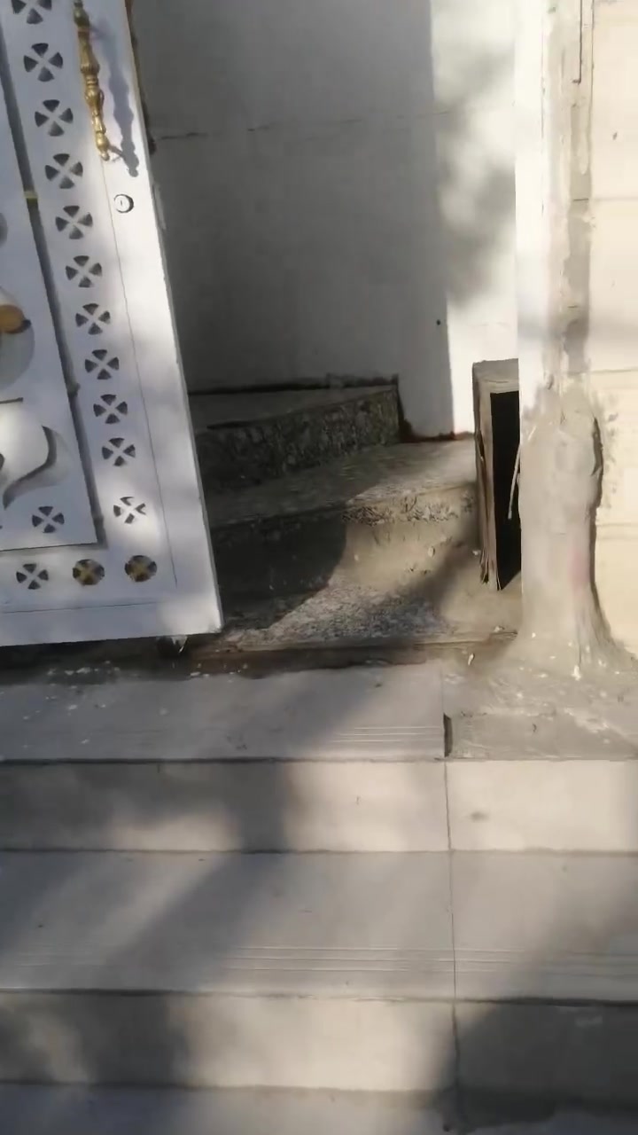 بيت للبيع طابو صرف المساحه ٢٠٠متر طابقين قرب مركز شرطة الورديه قريب عل شارع السعر ٢٥٠ مليون وبي مجال بسيط مراجعة مكتب ابو نغم للعقارات سيف سعد قرب مستشفى الكفيل ***********
