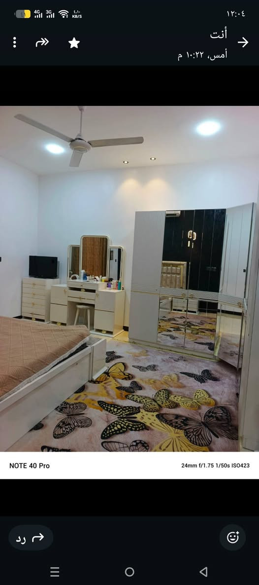 السلام عليكم للبيع بيت مساحة ١٠٠ م واجهة ٩ متر نزال ١١ متر بناء حديث صنف الارض زراعي ملك صرف اقرار محكمة يحتوي على
غرف نوم عدد 3 كبيره 
مطبخ معزول 
مطبخ حار 
صالة رئيسية ٤×٧ م 
استقبال ٤×٥ 
بيتونة كبيره على شكل مخزن 
صحيات داخلية عدد 2 
صحيات خارجية 
البناء والمواد درجة اولى سقوف جبس بورد انارة مخفية 
موقع البيت الشعب مقابل محطة وقود سما بغداد عالشارع الخدمي 

المنطقة خدمات متكاملة مجاري، وتبليط وانترنيت ومولد سحب ذهبي صيف شتاء مستمر 
 للتواصل *********** ابو غيث
