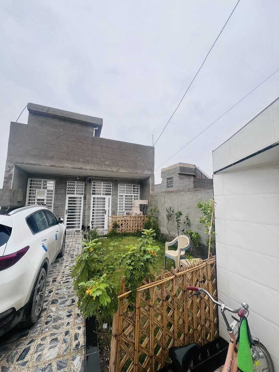 السلامً عليكم دار للبيع الدسيم المساحه 140 واجه 7 والنزال 20 قرب الدواجن قبل فرع ابو انور الدلال 
البنيان الي بي استقبال طول 5 م
صاله 4 م. ..حمام داخلي+ حمام خارجي
غرفه نوم طول 5 م ،،،،،،،مطبخ حار ++ منور 
موضح بالصور البيت طابوك درجه اولى
عارضه ب55 وبي مجال ***********
