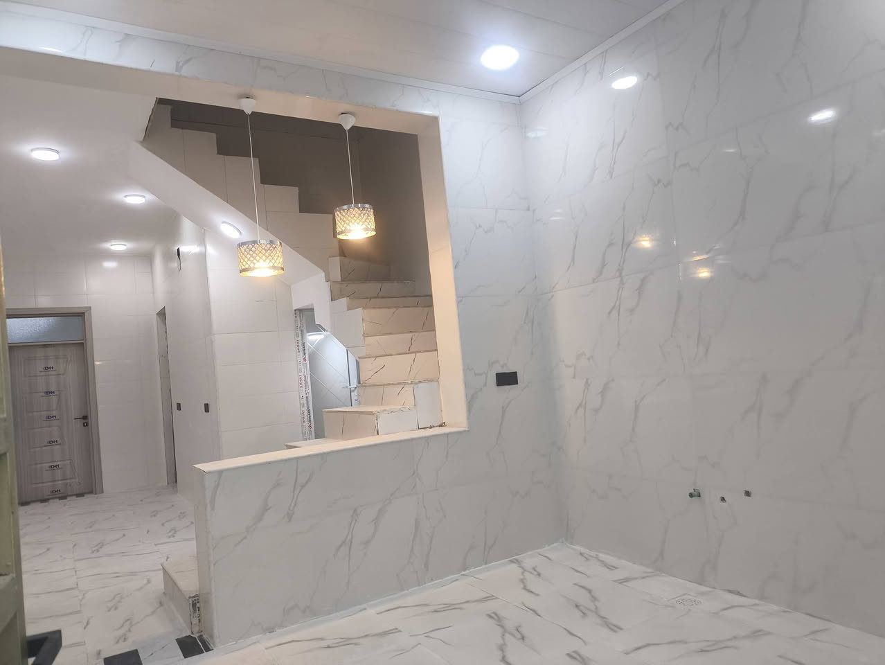 ارخص بيت زراعي مساحه 150 ميسان خلف سكله الكرعاوي بناء حديث غير مسكون أساس وسكف صب مال عائله تواصل وتساب او اتصال واني خادم وتدلل *********** مناسب جداا
