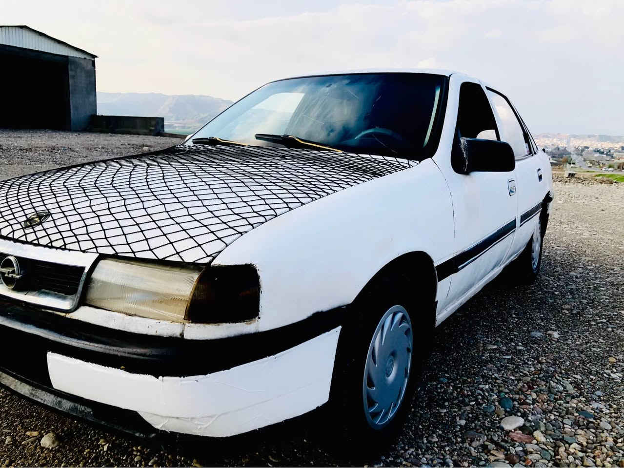 ئۆپڵ ڤیکترا مۆدێل 1992
سەیارەکە علوجە..کەفالەتی مەدەنی بەشەرت
دەعمو لێدراو بڕاوەی بەشەرت
گێڕو مەکینە بەشەرت مەکینە16قایش پانە
سەیارەکە زۆر توندو تۆڵو مەزبوتە
کارەبایات و گەرمی  بەشەرت
تەقەوڕەقەی بەشەرت ..
چرکەو سەد دۆلار 
سعری 12 گڵا
ژ.م*********** كويسينجاك, أربيل
