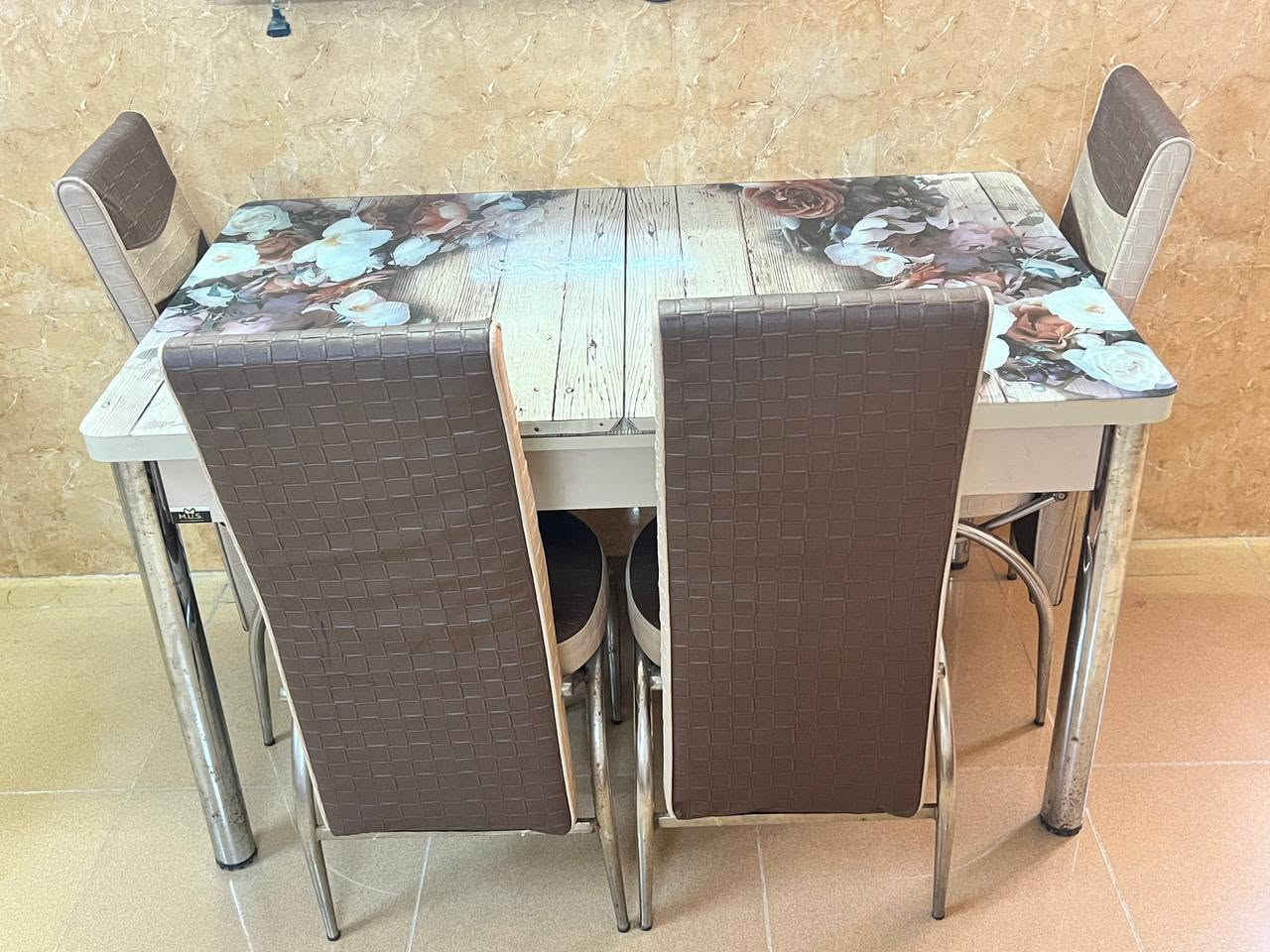 للبيع ميز طعام نظيف جداً قليل الاستخدام
مع ٦ كراسي السعر ٨٠
للاستفسار الاتصال ***********
