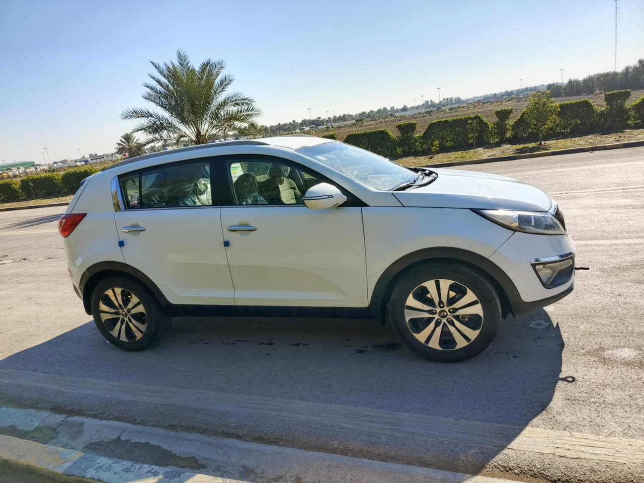 السلام عليكم سبورتج ١٤ رقم شمالي سليمانيه سنويه ماصاقطه مداور او وكاله حاظر مكينه ٢٠٠٠ دوش سياره نظيفه وجاهزه بدون اي نقص تخم تاير جديد  تبريد تدفئه شاشه كامره حساسات خلفيه مري شفط مال حناي السياره ترايك وين متريد استفسار ***********
