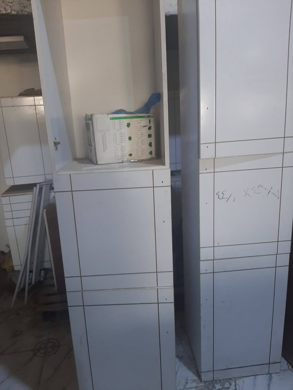 للبيع كاونترات خشب ٣ امتار اربع قطع  الابيض ب ٢٠٠ الف والخشب ٤٠٠ للاستفسار عن تفاصيل  اكثر يرجى الاتصال ب ***********
العنوان الغراف مقابل جامع حميد ضياء جعفر
