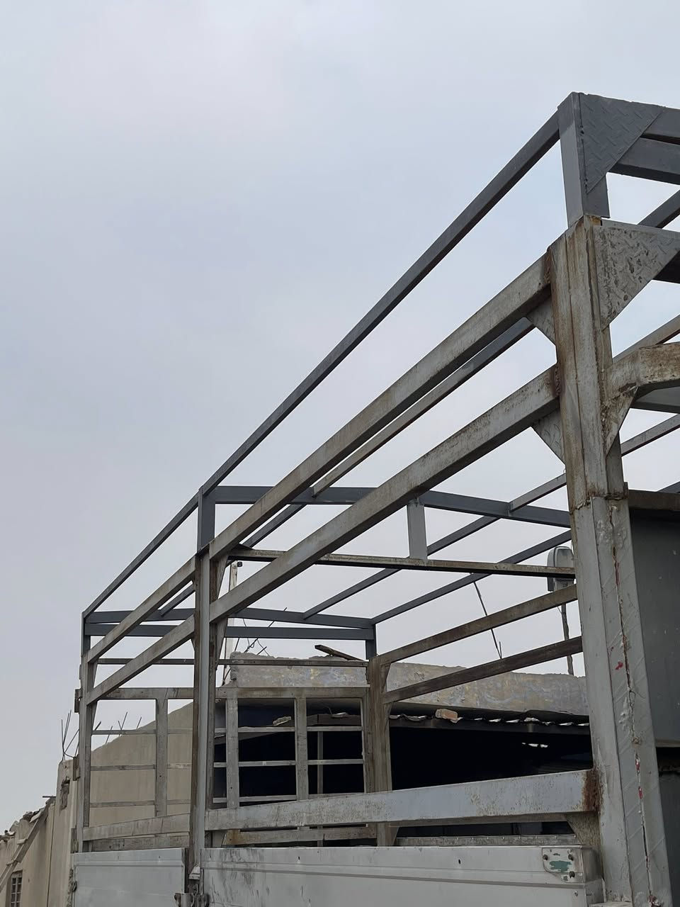 السلام عليكم للبيع قفص هينو كامل ***********
