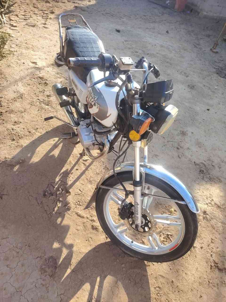 دراجة 21 محرك برغي ما مفتح بي أوراق اصولي دراجة خير من الله مال جناي السعر ٥٥٠ وبيها مجال  راسلني او اتصل ***********
