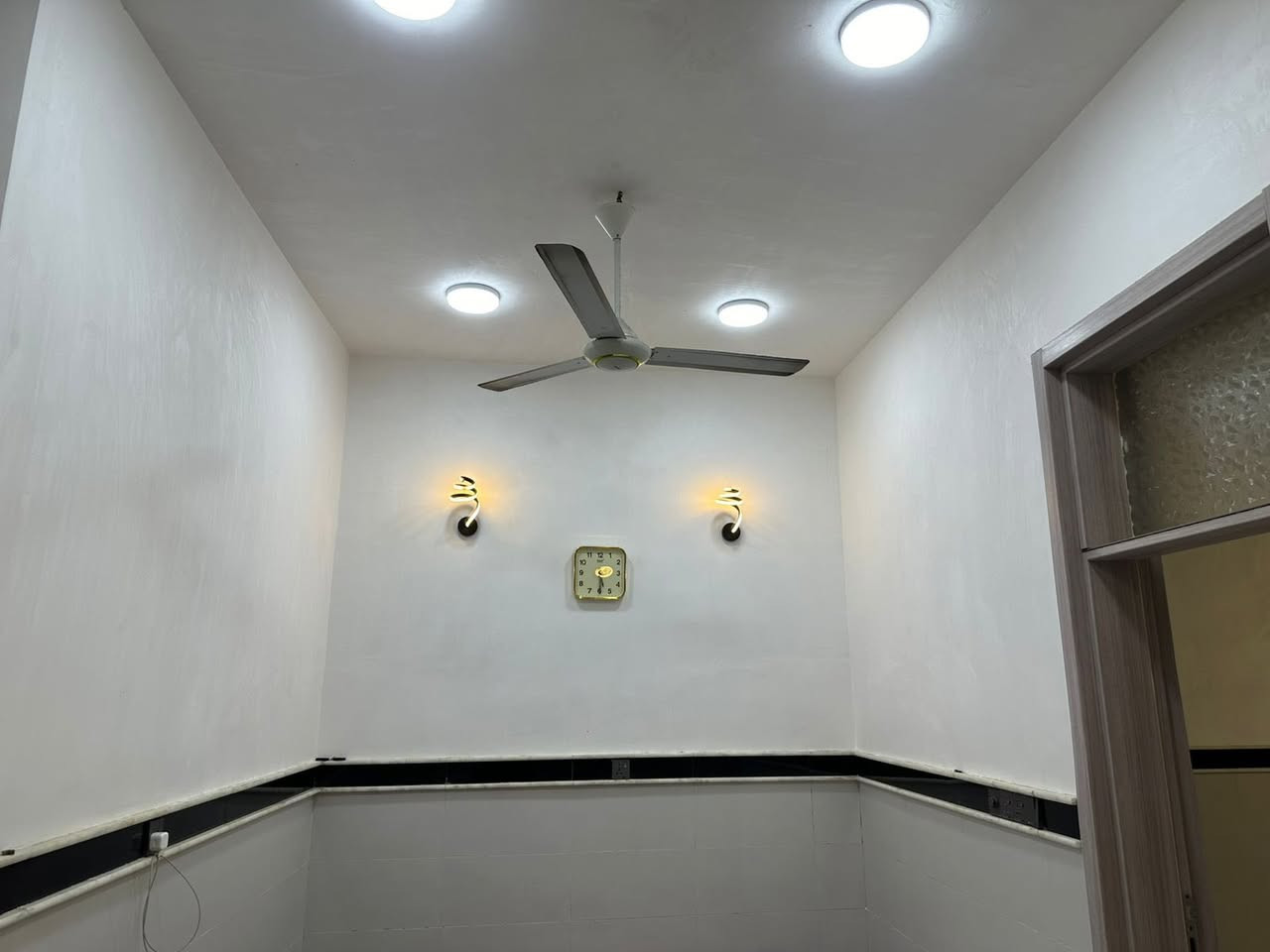 سلام عليكم عقار للبيع كربلاء حي العباس ع الحولي سند 25 اقرار محكمه 100 متر طابق ونص يحتوي ع طارمه استقبال مطبخ  صاله غرفه بطابق لاول وطابق ثاني غرفه ع واجهه البيت مع صحيات السعر 175 ومع المجال الاستفسار ***********
