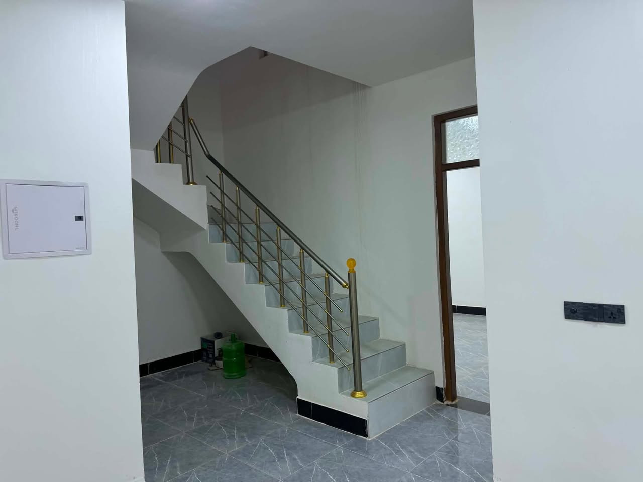 ## 🏡 بيت للبيع (سند 25 زراعي)
**المواصفات الكاملة:**
 * 📐 **المساحة:** 200 متر مربع.
 * 🏛️:** طابق واحد.
### 🔹 تفاصيل التقسيم الداخلي والخارجي:
 * 🛌 **غرف النوم:** غرفتين نوم واسعة.
 * 🛋️ **صالة:** صالة داخلية للمعيشة.
 * 👥 **الاستقبال:** غرفة استقبال مستقلة للضيوف.
 * 🍳 **المطبخ:** مطبخ مجهز.
 * 🚿 **الخدمات (الصحيات):** حمامين (حمام داخلي + حمام خارجي).
 * 🌳 **الملحقات:** حديقة منزلية متميزة.
### 📍 العنوان:
 * **خلف مدرسة الأحنف**
> 📞 **للاستفسار والمعاينة، يرجى الاتصال على الرقم:**
> *************
