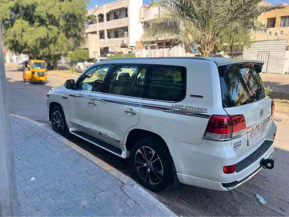 السلام عليكم 
لاندكروز 2011 محدث 20 
رقم بغداد ب اسمي  دولي 
صبغ عام 
تحديث داخل خارج درجه اولى 
شاشه 
كامره 
تحكم استير ن
ويل 20
فتحه 
7 راكب
اشاير مري 
بصمه 
السعر 240 ورقه 
علما السياره ب اسمي هزه جديده 
مال جناي صارلها فتره عدنا طويله 
للاستفسار *********** بغداد
