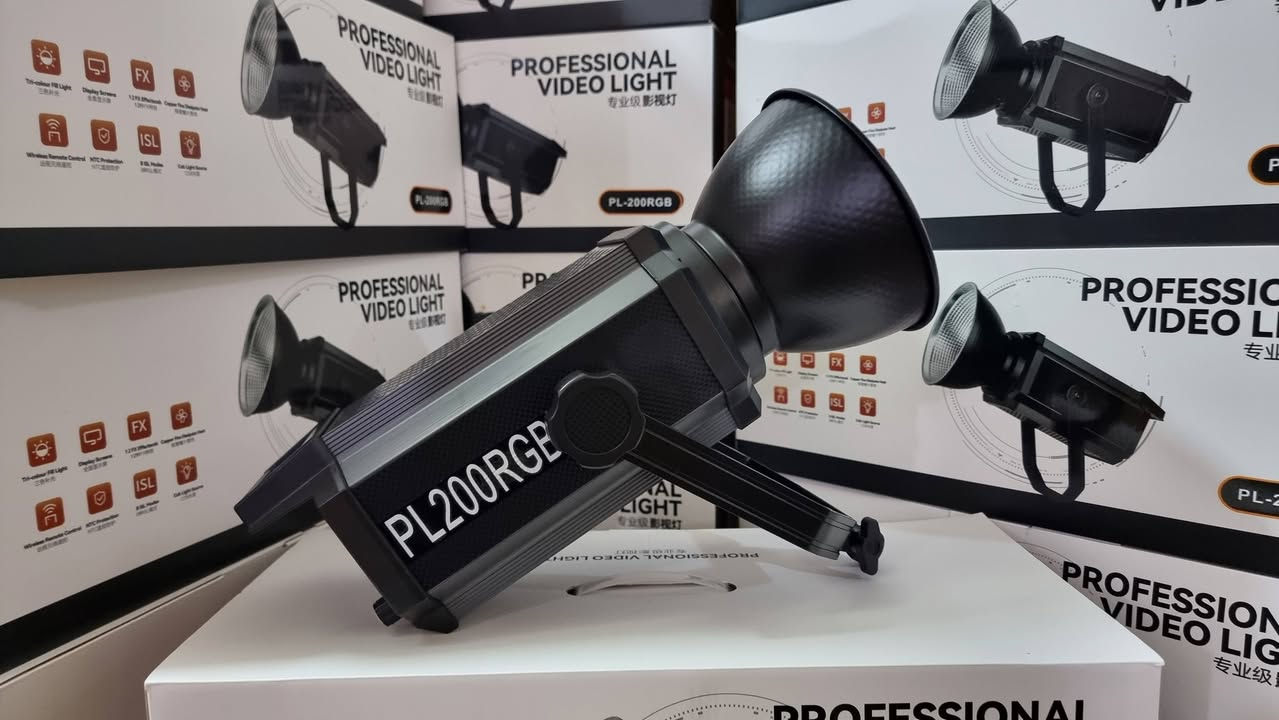 السعر 200 الف 
اضاءة فديو  مستمرة 200 واط RGB  من شركة YSKE
باي كلر شمسي ابيض ثلجي  تحكم كلفن تحكم بقوة الاضاءة 
شاشة كبيرة فانات تبريد عدد ٢ صامت  تحكم تطبيق موبايل جديد متوفر توصيل


**إذا كنت صاحب هذا الإعلان وتريد حذفه لأي سبب، رجاءا أرسل رسالة إلى الدعم الفني**