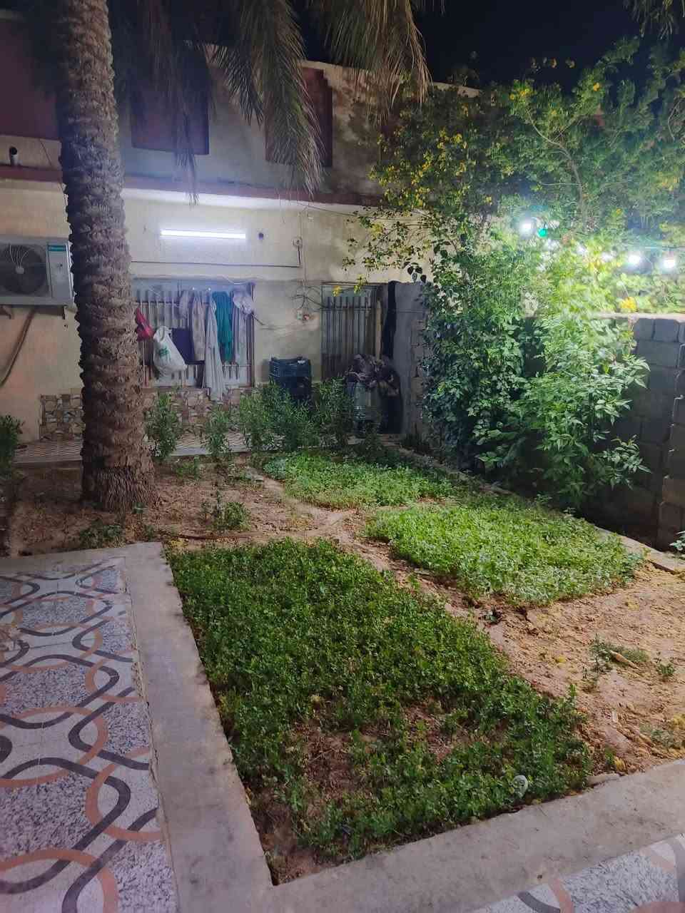 بيت في قضاء الحي منطقه حي الظباط وار قسم البلدي  البيت عباره عن بيتين المساحه 450 طابو صرف تحويل ثاني يوم صب طابرك البيت رقم// 1 // مطبخ سيراميك حديث //3 // طول // العرض// 4//  متر هو صاله //9//متر  طول عرض  //4 // متر   غرفتين نوم 💤 //هول طول 10 متر // 4 ونص // متر  // حديقه كبيره مع صحبات خارجيه سيراميك ////كراج يتسع سيارات عداد اثنين  عرض الشارع عشرن متر مع انترنيت مع موالد ذهبي  هذ تفصيل البيت رقم واحد 
------------------------------
اابيت الثاني عباره عن صاله //8 // متر طول // عرض // 5 // متر  غرفتين نوم 💤  مطبخ  سيراميك حديث  5 //طول // متر //عرض //4// متر حديقه كبيره  صحيات خارجيه سيراميك حديث السعر خاص  ***********
