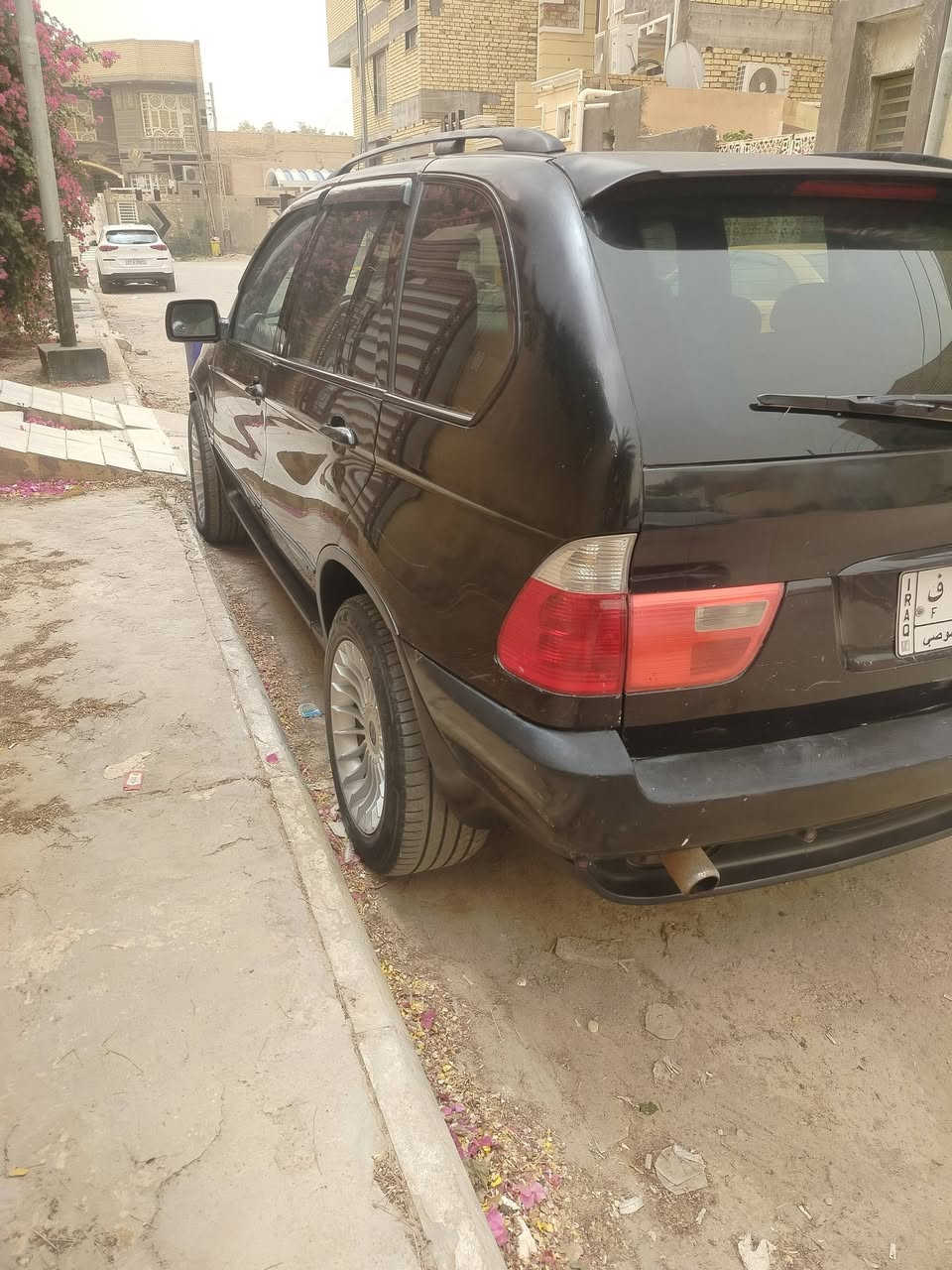 سلام عليكم 
اكس فايف موديل ٢٠٠١ ستة سلندر مكفولة من الصبغ فقط بالبنيد صبغ قليل بيه نقوصات قليله للبيع أو امراوس باكس فايف سبعه راكب السعر ٧٠ 
للاستفسار ***********
