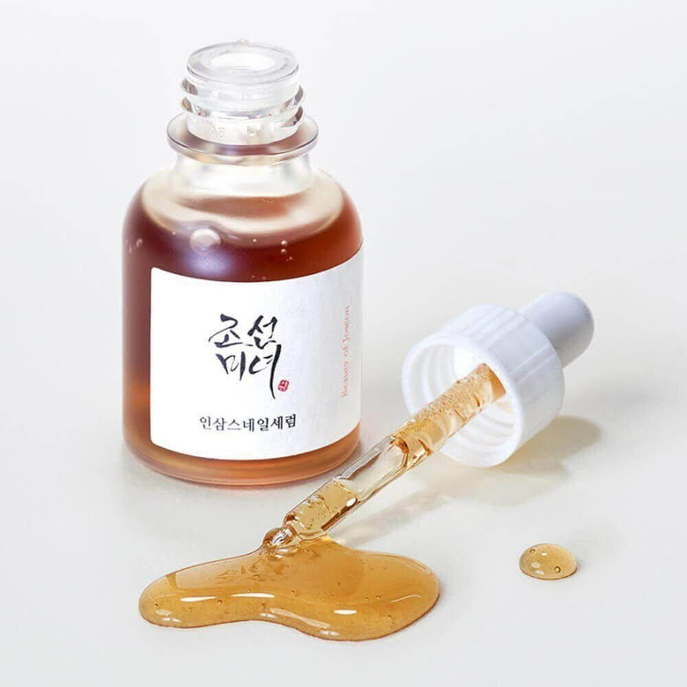 ✨سيروم ريفايف (Revive Serum) من ماركة "بيوتي أوف جوسون" (Beauty of Joseon)،  منتج كوري يجمع بين الطب التقليدي (الهانبانغ) والتركيبات الحديثة. 

✅المكونات الأساسية وفوائدها:-
✔️مياه جذور الجينسنغ (63%): تعمل كمضاد قوي للأكسدة، وترطب البشرة بعمق، كما تساعد في تحسين مرونة الجلد وتقليل ظهور الخطوط الدقيقة.
✔️مخاط الحلزون (3%): يساعد في ترميم البشرة التالفة، وعلاج الندبات، وتعزيز نضارة البشرة ومرونتها.
✔️النياسيناميد والأدينوزين: يعملان معاً على توحيد لون البشرة، وتفتيح التصبغات، وتقليل التجاعيد. 
✔️ مناسب لجميع أنواع البشرة، بما في ذلك البشرة الحساسة.
✔️ مثالي للبشرة الباهتة، المجهدة، التي تعاني من فقدان المرونة، أو التصبغات، أو آثار الحبوب.

#الاصلي المنشأ كوريا 🇰🇷💯
للحجز والاستفسار تواصل معنا عبر الماسنجر ☎️
🚕يوجد خدمة توصيل لجميع محافظات العراق  🚕


**إذا كنت صاحب هذا الإعلان وتريد حذفه لأي سبب، رجاءا أرسل رسالة إلى الدعم الفني**