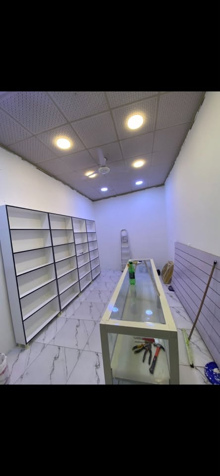 للبيع
رفوف  عدد4
ميز عدد 1
ام دي اف سكة 1 والشيش موجود ايضا. 
للاستفسار ***********
