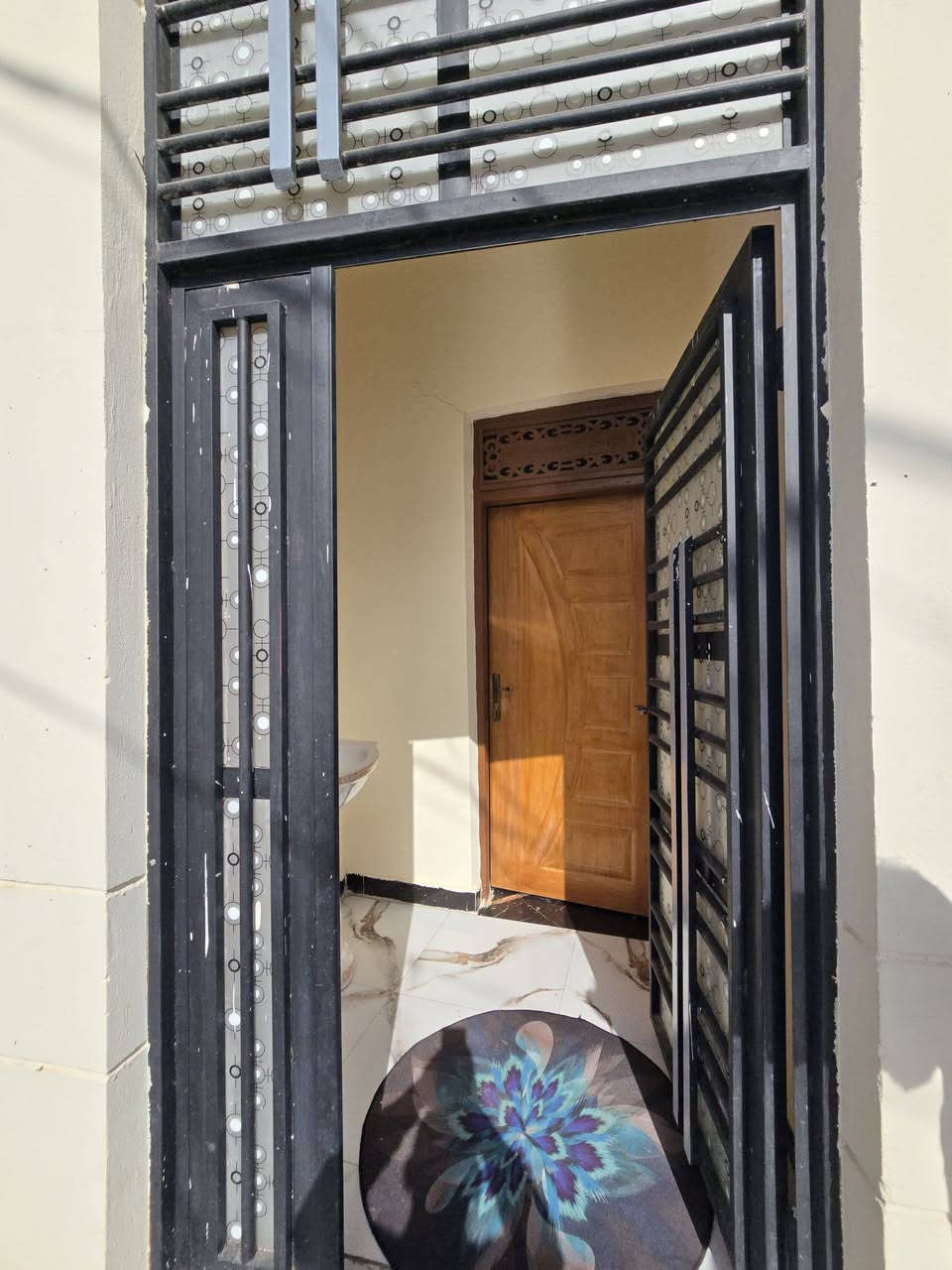 🏡✨ فرصة ذهبية – دار سكنية للبيع بموقع مميز ✨🏡
📍 الموقع: مجمع حجي عزيز – خلف عمارات الزيتون
📐 المساحة: 200 متر
🚗 قريبة جداً من الشارع العام
🔹 خدمات المجمع متوفرة بالكامل:
✔ ماء
✔ كهرباء
✔ تبليط مولدة
🔹 مواصفات البناء:
بناء درجة أولى
كونكريت مسلح
طابوق
🔸 تفاصيل الدار:
▪️ استقبال
▪️ غرفتا نوم (2)
▪️ منور عدد (2)
▪️ صالة كبيرة
▪️ مطبخ (حار / بارد)
▪️ صحيات داخلية
▪️ صحيات خارجية
💰 السعر مناسب وقابل للنقاش للجادين
📞 للاستفسار:
مراجعة مكتب الذبحاوي
أو الاتصال على:
***********
***********
