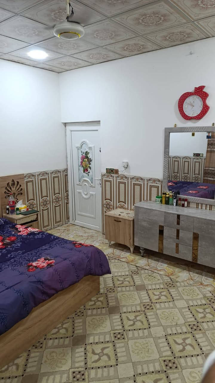 دار للبيع ٢٠٠م بلدية طابقين جديد الطابق الأول مثل الطابق الثاني مسجل في البلدية وعندي رقم مخصص للتمليك يتكون من طابقين ونص كل طابق بيه غرفتين نوم وصالة وهول داخلي وصحيات داخلية وخارجية ومطبخ بيه كراج سيارة وحديقة للاستفسار الاتصال على الرقم ***********
