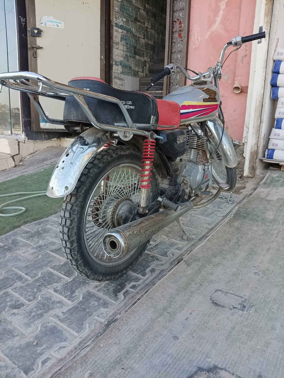 سلام عليكم
دراجه للبيع كلك نضيفه محرك نضيف مكان النجف سعرها 275 وبيها مجال 
رقم / ***********
