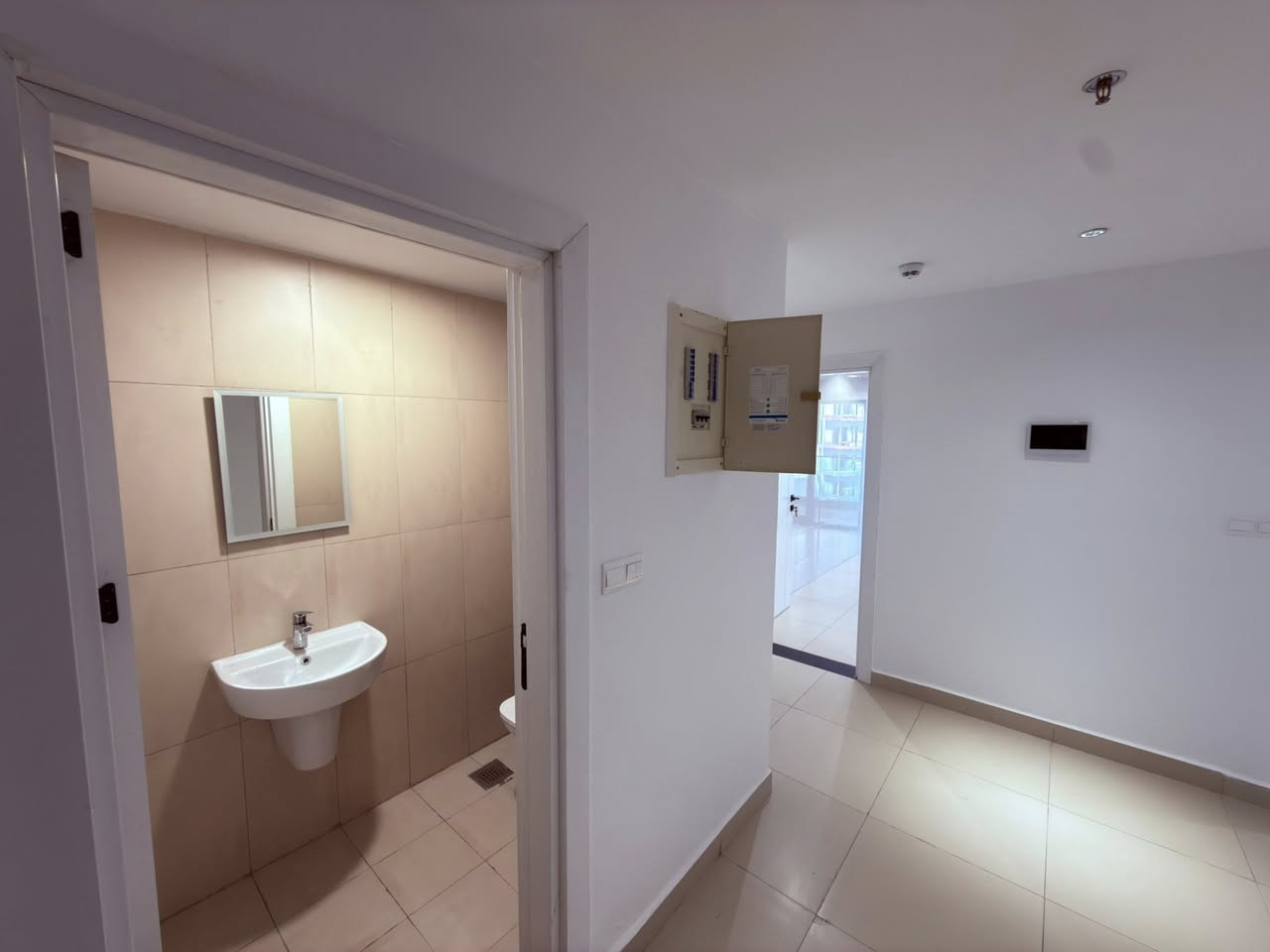 السلام عليكم 

شقة للأيجار في مجمع الرويال ستي Royal city  - المنصور - بغداد

تفاصيل الشقة : 
١- نوع A مساحة 200 متر مربع 
٢- بناية R3 طابق 18 
٣- تأتي ب ٣ غرف نوم ( ١ ماستر ) و حمامات عدد ٣ ( حمام ضيوف و حمام الشقة و حمام غرفة الماستر ) بالاضافة الى غرفة اللوندري 
٤-  كامل الشقة مجهزة بالسبالت
المطبخ و الحمامات مجهزة ايضاً 

سعر الايجار الشهري 1000$  

*********** 
اني مالك الشقة
