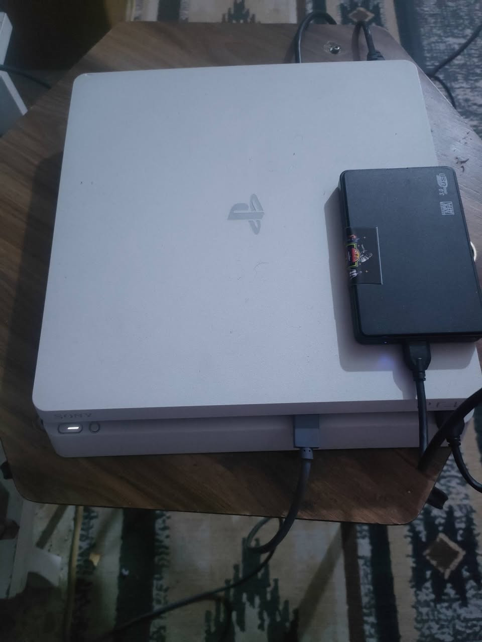 بلي 4 مهكر مثل ماموضح بالصور نظيف كلش وشغال ويا كارتونه ويوبي اس وهارد جهاز ذاكرته 500 والهارد 500 وجوستيك2  رايده 225 مستعجل على بيعته والله هذا مو سعره رقمي *********** مكاني كربلاء
