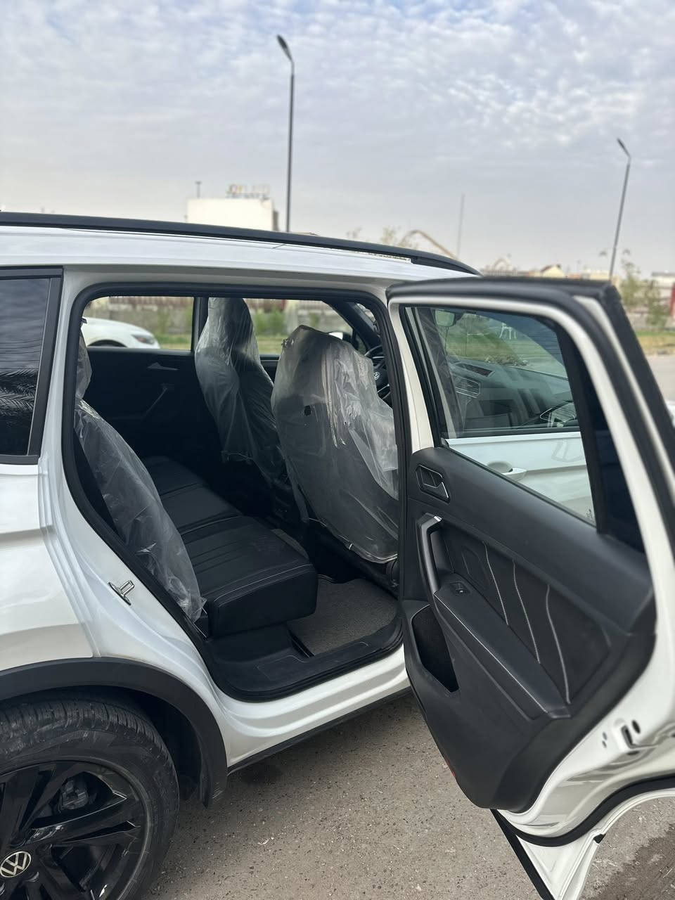 للبيع فقط
Volkswagen TIGUAN 2023 R-line Se
فول مواصفات السياره للأخير كامل مواصفات 
وراد أمريكي حادثها راس البنيد وباب السايق راجع على الباردفقط بدون جاملغات بدون دواخل بدون شواصي
ايرباكات فقط الستيرن 
ايرباك البرده مكفول
ايرباك الدشبول مكفول 
بچم أمامي وخلفي كبس 
محرك 2000ccتوربو نشاط وسرعه واقتصادي جدا 
ماشي 44الف كيلو متر حقيقي 
مواصفات السياره 
بانورما كامله 
حساسات امامي خلفي 
رادارات إماميه وخلفيه 
كامره خلفيه بأربع انضمه للأجسام الحاره 
عداد ديجتال 
شاشه داعمة لنضام Apple car play و Android Auto 
قياده ذاتيه وشبه ذاتيه 
Cruesتثبيت سرعه 
هاند بريك بصمه 
Auto stop
نضام تكييف إلكتروني 
كشتات تدفئه 
تشغيل عن بعد 
Minual light
Auto light 
لد نهاري 
كشن كهربائي 
وبعد كومه مواصفات بالشاشه وبغير الشاشه
تشغيل بصمه 
شحن لاسلكي وسكلي 
7راكب 
هيترات حراريه بالمري 
سياره جديديه الله شاهد ومال بيت لا متعوبه ولا اي شي 

مكان السياره بغداد حي الجامعه 
هاتف ***********
رقم أربيل 22 سنويه وهزه كلهن جديدات
السعر 172
