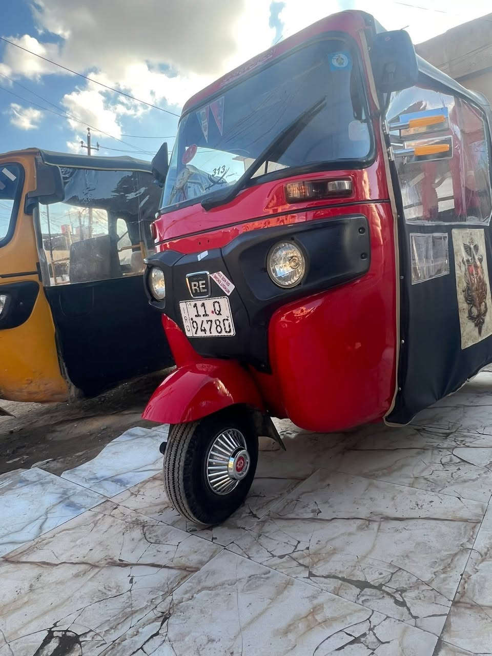 السلام عليكم. تكتك باجاج للبيع مخدومه بالكامله ومصبوغه عام جماليه موديل 2017 محسوبه على ال 18 كلجات كير محرك مكفول لا تبخير ولا تنقيص التكتك جاهزه ربع دينار مينصرف عليها كبات دوشمه مسجل نيكلات دركه اريلات بالعافيه على المشتري السعر 4800 مكاني البياع الشرطه الخامسه  غير متواجد على النت الشراي يتصل على الخط ويدلل ***********
