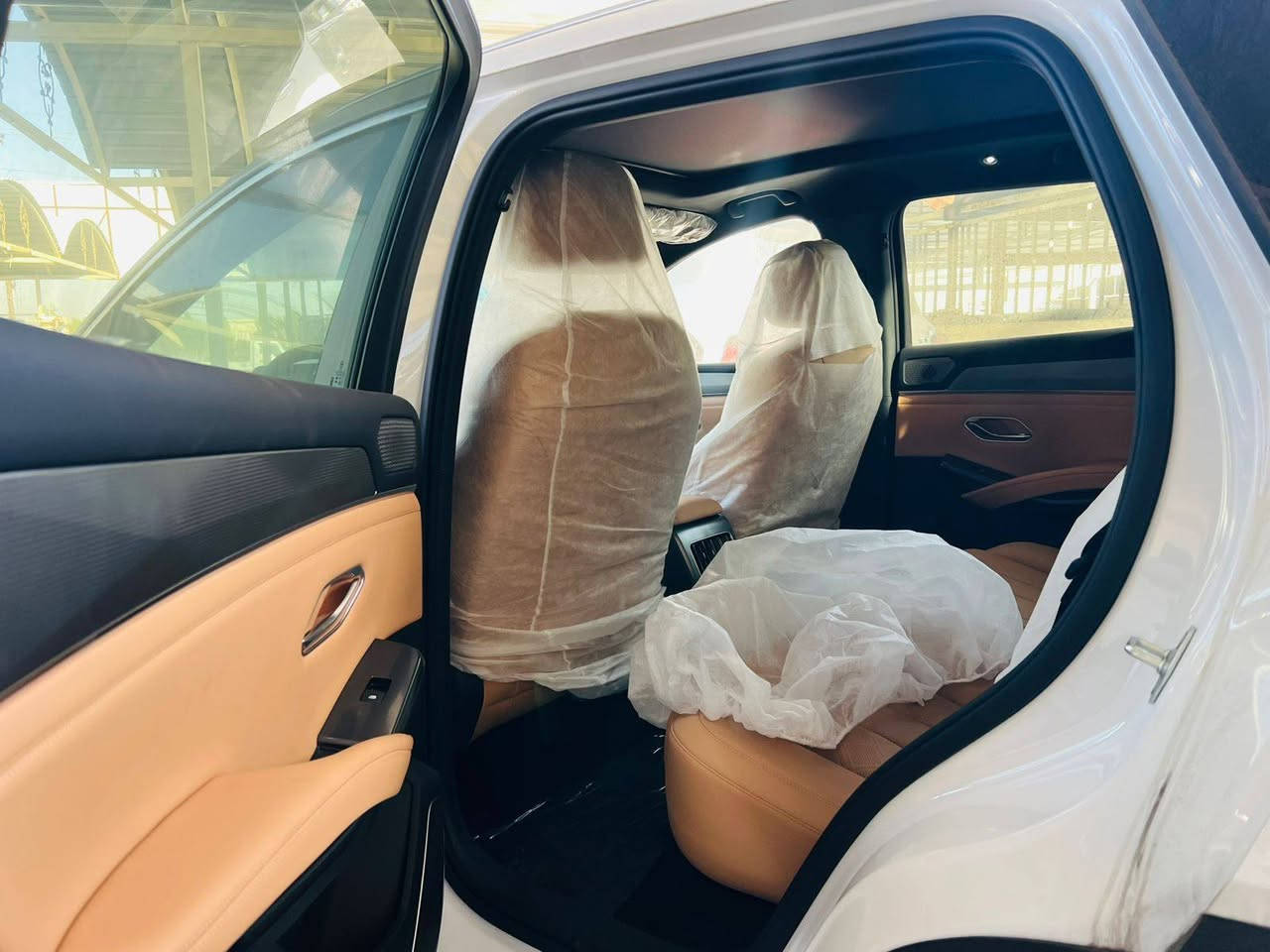 🎁ا   BYD Song L موديل 2025 🔋🎄
سيارة تجمع بين الفخامة، الأداء، والتكنولوجيا المتطورة 

✨ أهم المواصفات: 
محرك هايبرد 1500 سي سي بقوة عالية واقتصادية بالاستهلاك ⚙️
نظام DM-i الذكي من BYD لتوفير الوقود وأداء سلس بين البنزين والكهرباء ⚡
شاشة وسطية ضخمة مع نظام ذكي متكامل 🎛️
نظام الركن الذاتي ✨
كاميرات 360° مع حساسات أمامية وخلفية 🔁
إضاءة LED أمامية وخلفية بتصميم عصري ممتد 💡
مقاعد جلد فاخرة 🔥
فتحة بانورامية 🌤️
نظام دخول وتشغيل بدون مفتاح 🚪
تصميم خلفي مميز يحمل هوية BYD الجديدة ✨
سيارة تلبي كل التوقعات من حيث الأداء، الرفاهية، والتكنولوجيا الحديثة 💪

💰 السعر  عند الاتصال 
***********
***********
