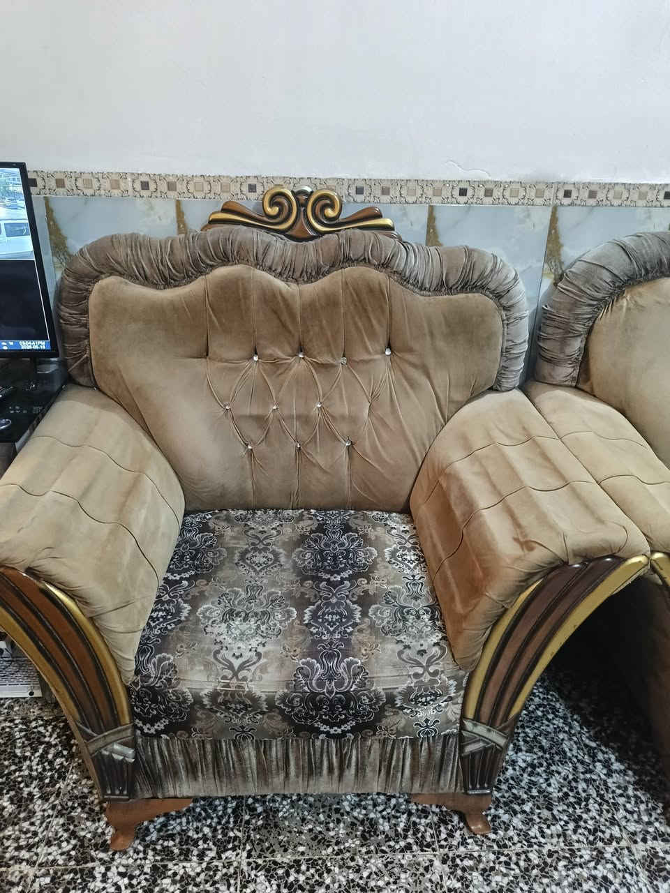 السلام عليكم تخم ابو التاج مثل ما موضح قنفات 10 مقاعد عدد
2 قنفات
2 كراسي 
و قنفه صغيره واحده 
يعني 10 مقاعد
السعر: 300 الف وبيه مجال للشراي مكان بغداد الجديده النعيريه


**إذا كنت صاحب هذا الإعلان وتريد حذفه لأي سبب، رجاءا أرسل رسالة إلى الدعم الفني**