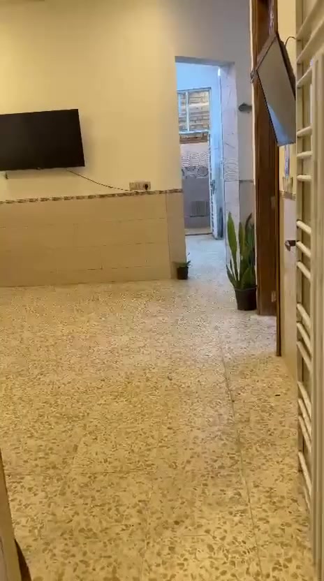سلام عليكم بيت ١٥٠متر  غرفه بلقاط الثاني فقط طابوق والسقف سندويج
الشارع الاخضر نهايته ع يسرا البيت واسع ونظيف ***********.        السعر ١٦٠ نهايته بناء حديث
