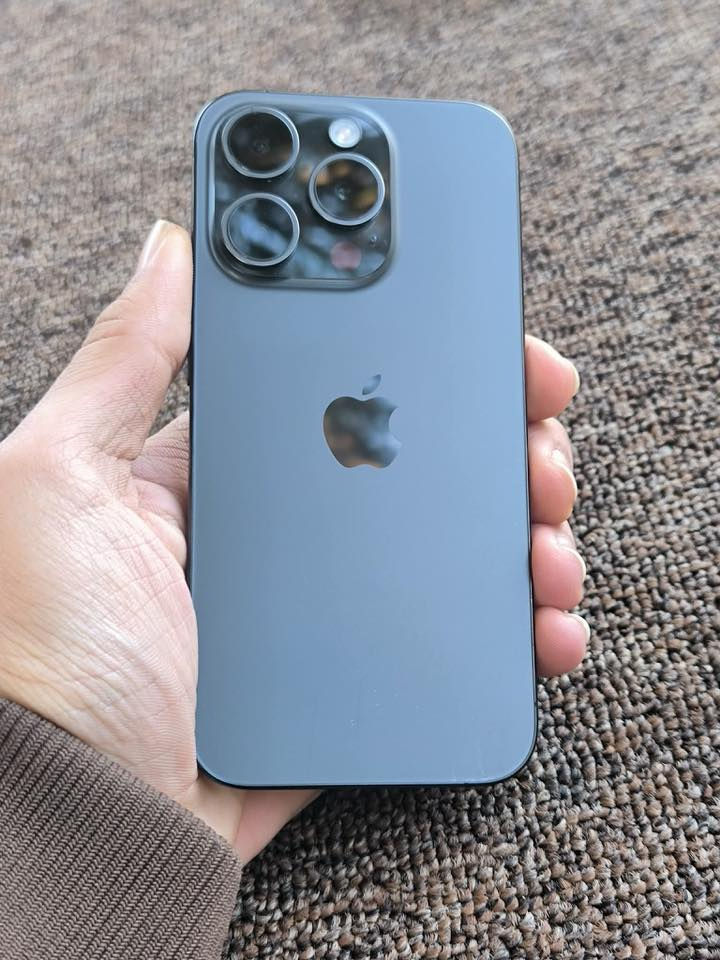 IPHONE 15 (PRO)
مبدل شاشة اصليه فيس ايدي واكف 

بطارية (97) اصلية مامعلايه 

شرق اوسط 

الجهاز شخط واحد مابي 

للبيع السعر ٦٥٠ 

***********
