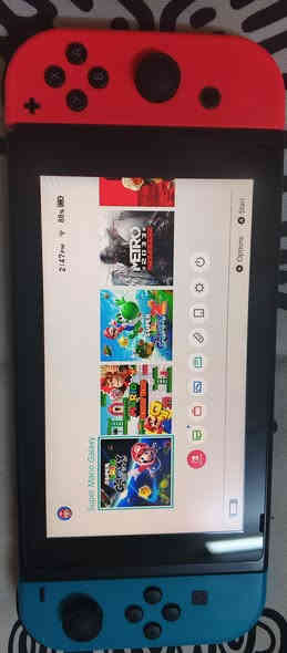 نينتندو سويتش Lcd مهكر نظامين اونلاين و اوفلاين مع كافة الملحقات الاساسية للجهاز ١.الدوك ٢.الشاحنة ٣.حامل الجويكون ٤.السترابات ٥.كيبل hd 
 مع ذاكرة 256 كيكا مليئة بالالعاب كما موضح بالصور مع جنطة حافظة هدية
الجهاز نظافة ممتازة ومكفول من المشاكل والاعطال 
السعر 250 الف 
توصيل بغداد 5 الاف وباقي المحافظات 6 الاف
للتواصل ماسنجر او واتساب او الاتصال
***********
