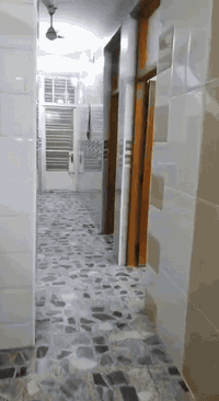 السلام عليكم  بيت بيت للبيع واقع حال طابق واحد
المساحه ١٦٠ متر بناء حديث 
يحتوي على استقبال و مطبخ وغرفة نوم ومساحة درج وصحيات 
العنوان نواب الضباط خلف نوتلا كيك استفسار اتصل ***********
