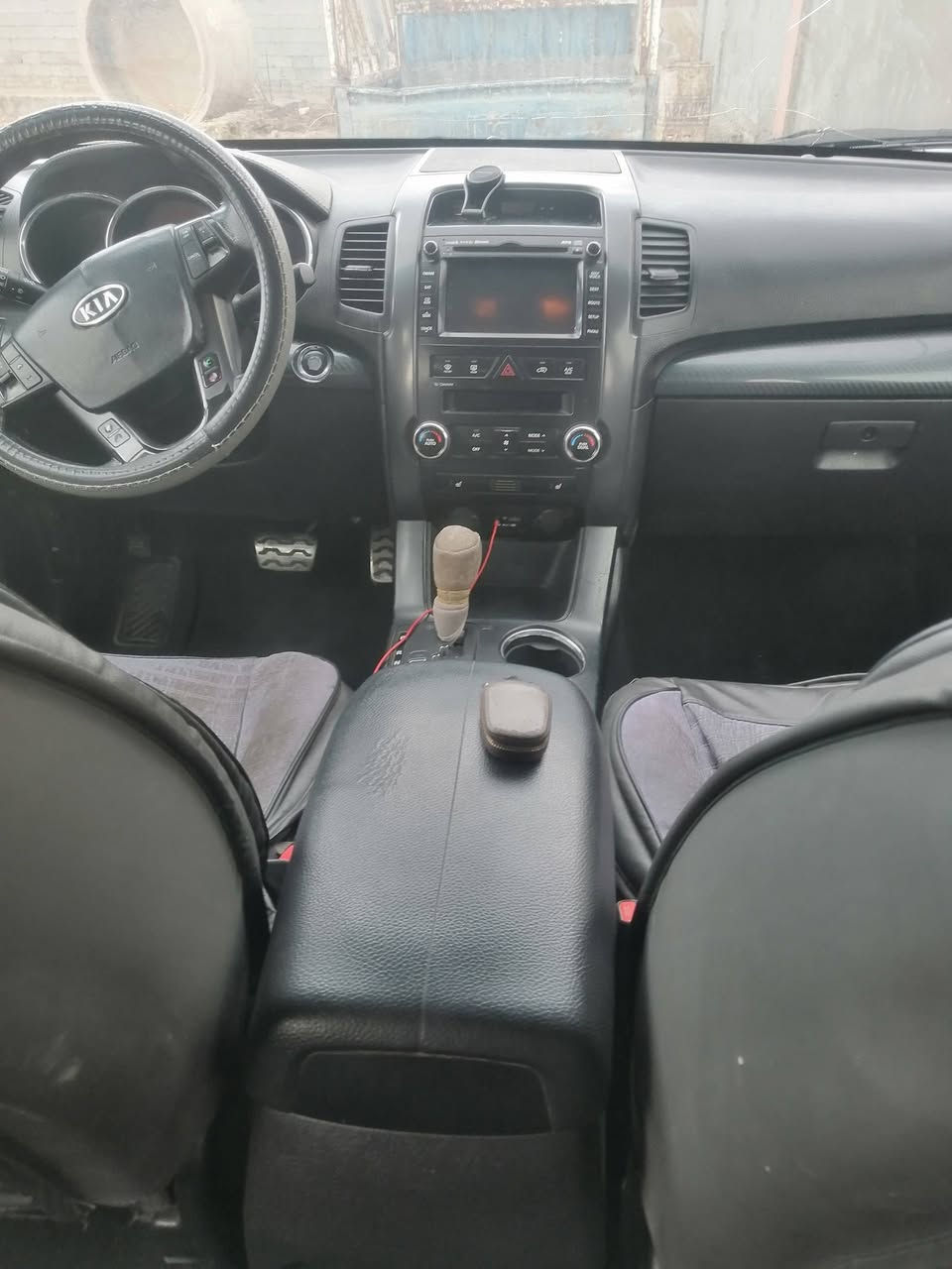 كيا سورنتو موديل 2011 محدث 2014 فول مواصفات
7 راكب 
محرك 6 V
وارد امريكي
بيها باب عكس السايق وجاملغات الامام ثنين

***********
