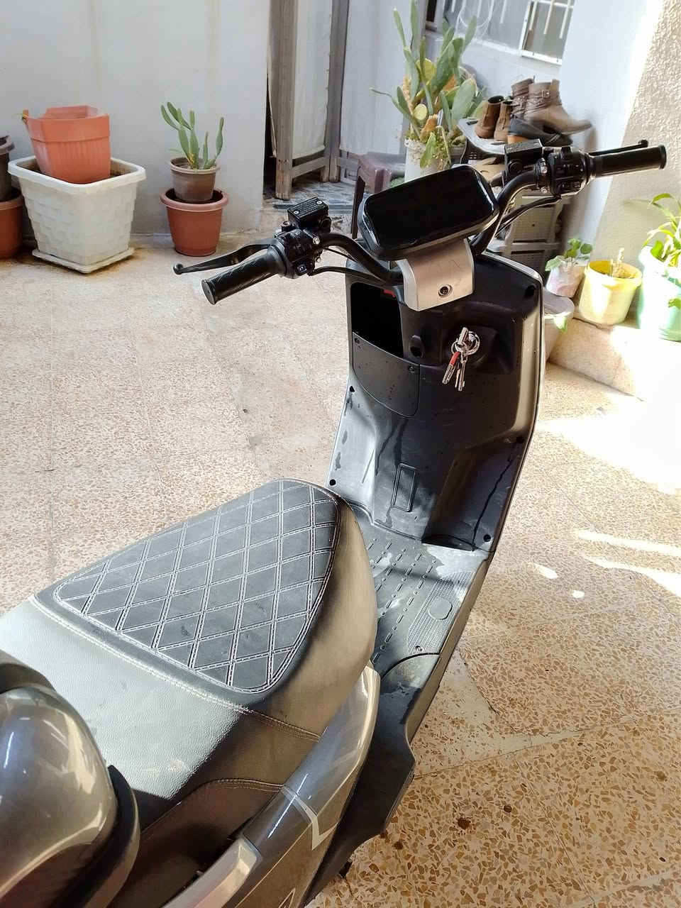 السلام عليكم عندي ماطور شحن للبيع 6باتري كبار  تشغيل عن بعد مثبت سرعه بريكات دسك نشرات ليليه تايرات جدد السعر 525وبي مجال للطيبين تواصل *********** او خاص
