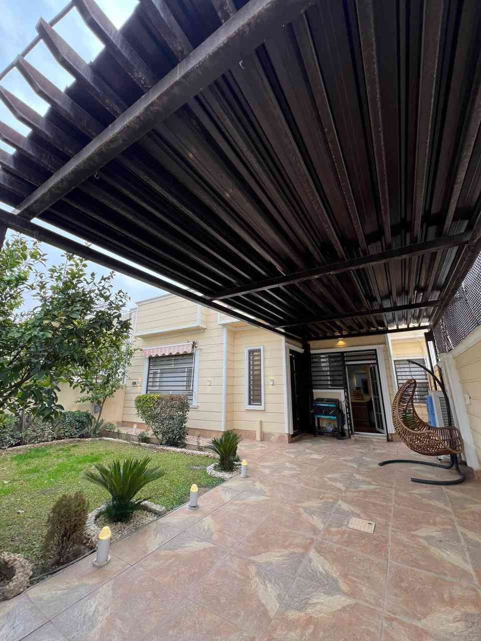 بيت أنيق للبيع في أربيل – مجمع هولير ستي
مساحة 200م داخل مجمع هادئ ومناسب للسكن العائلي
البيت مرتب جداً وينباع مؤثث أو بدون أثاث
https://t.me/ahmadmuftah199 👈
✨ تفاصيل تفرق:
 • أرضيات باركيت خشب راقية
 • سقوف مغربية مع ديكورات ناعمة وذوق عالي
 • تشطيب أنيق وشغل نظيف

🏡 يتكون من:
 • 2 غرف نوم
 • صالة
 • مطبخ
 • استقبال
 • بيتونة
 • كراج
 • حديقة جميلة ومرتبة
https://t.me/ahmadmuftah199 👈
رقم الاتصال او واتساب
***********
***********
#احمد_العقارات
