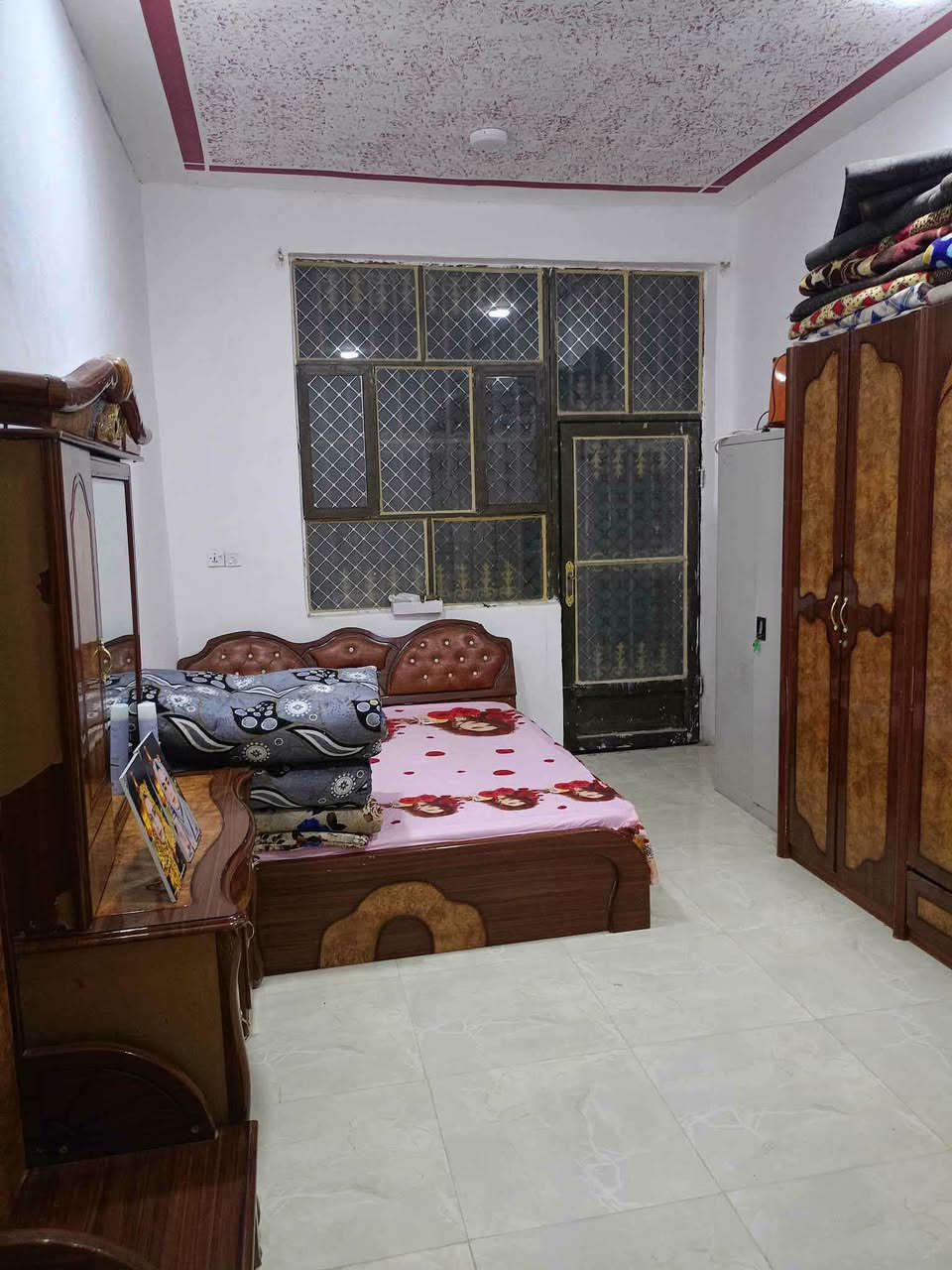 السلام عليكم بيت مساحه 150 متر مطبخ وصاله وهول وغرفتين وصحيات داخلية وخارجية طابو زراعية سند 25 
مكان أبي غرق حي ابو أسد السعر 90 وبي مجال 
للاستفسار ***********
