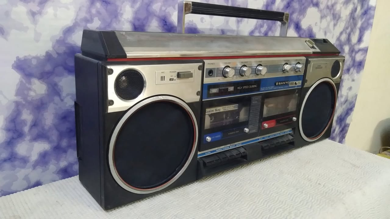 راديو مسجل ستريو ماركة SANYO
صناعة يابانية 
راديو 4 موجات مسجل وواكس شغال
السعر 75 الف
يوجد توصيل ***********
