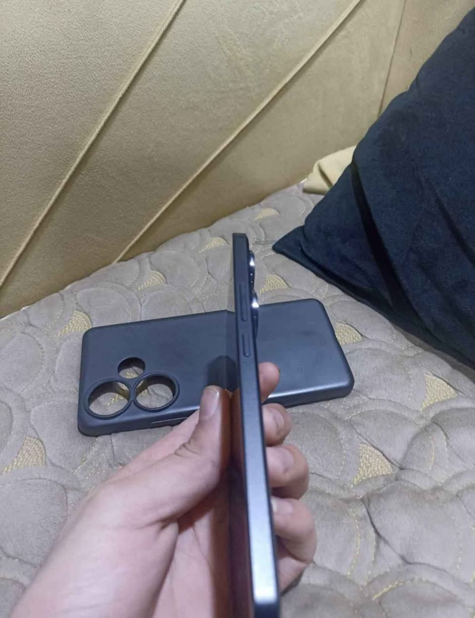 هاتف Poco F6 ملك الأداء (512GB) - للبيع 
المواصفات:
الذاكرة والتخزين: 512 جيجابايت / 12 رام.
المعالج: Snapdragon 8s Gen 3 (أداء جبار بجميع الألعاب - 120 فريم).
الشحن: 90 واط (شحن سريع جداً).
حالة الجهاز:
التصليح: الجهاز غير مفتوح وغير مصلح نهائياً وشرط الفحص من قبل ماعده جامه مال كامره مكسوره مثل ماوضح بل صوره   المشتري.
النظافة: نظيف جداً وبكامل ملحقاته (الكارتون والشاحن الأصلي).
السعر والمكان:
السعر: 335 دينار عراقي.
الموقع:  ميسان المجر الكبير رقمي تواصل *********** المجر الكعبي, ميسان
