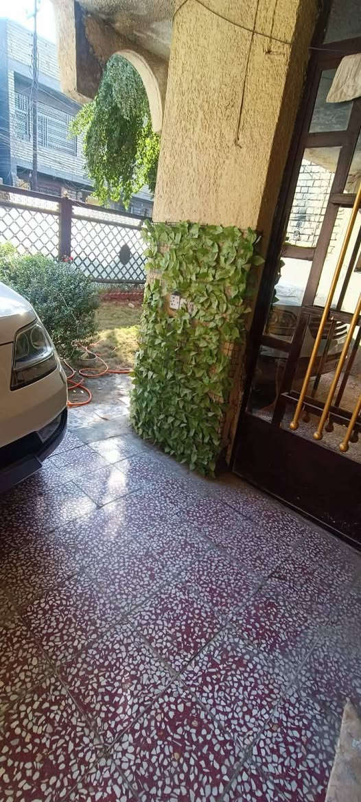 السلام عليكم من رخصة الادمن بيت للبيع قرب سوق المعالف موقع حلو سند مستقبل مساحة 200متر 5 غرف نوم طابقين مسلح حديقة خارجية شارع عريض ...للاستفسار الاتصال ع رقم *********** يوجد واتساب
