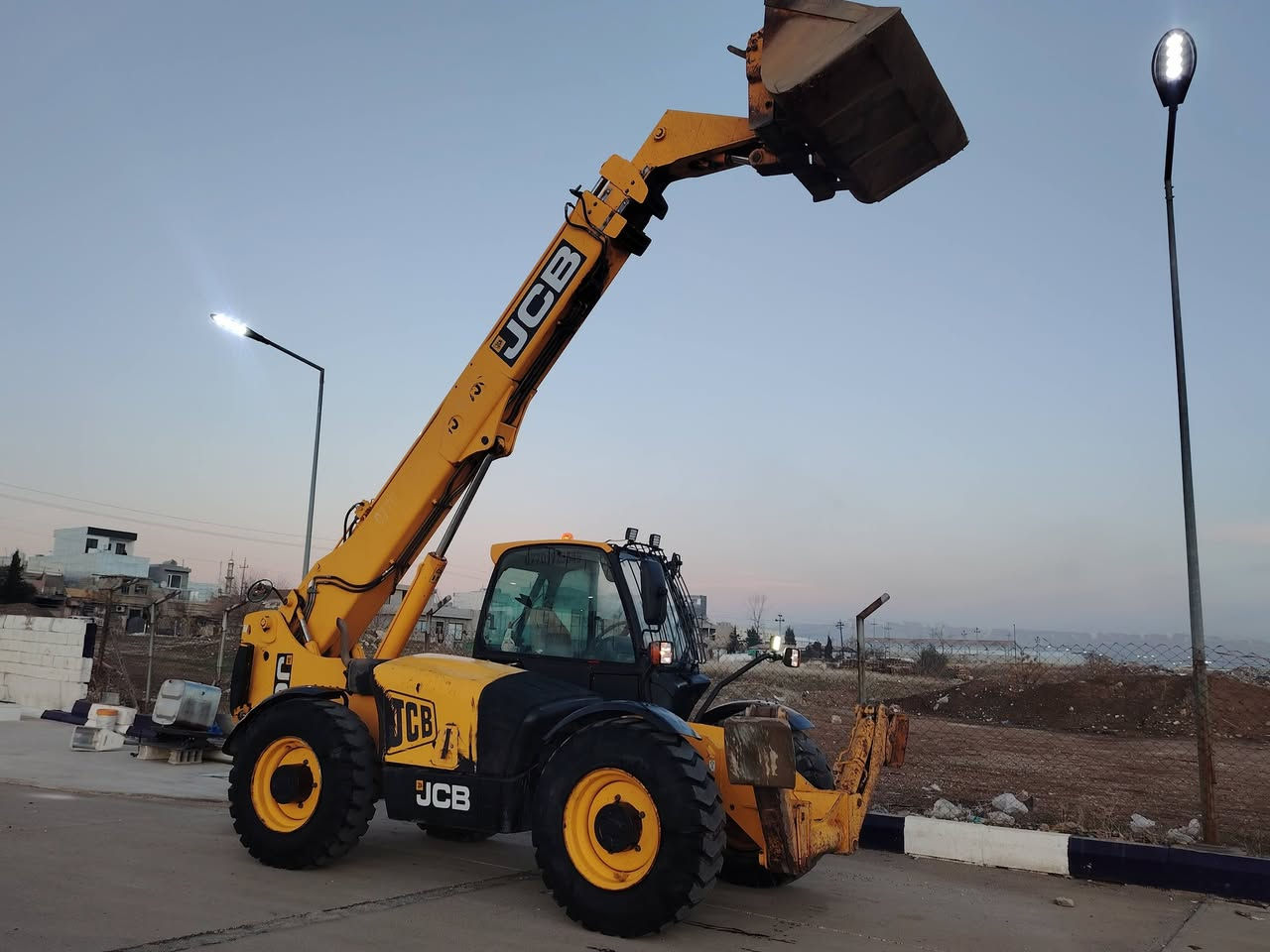 بەناوی خوای گەورە
شۆفڵ 2006 مەکینە گەورە تایەو ویلی ٢٥ لە سلێمانییە
ماڵێکی زۆر پاکو جوانە ١١ هەزار ئیشی کردوە مەکینەو گێڕی نەکراوەتەوە بە شەرتە ژت***********
