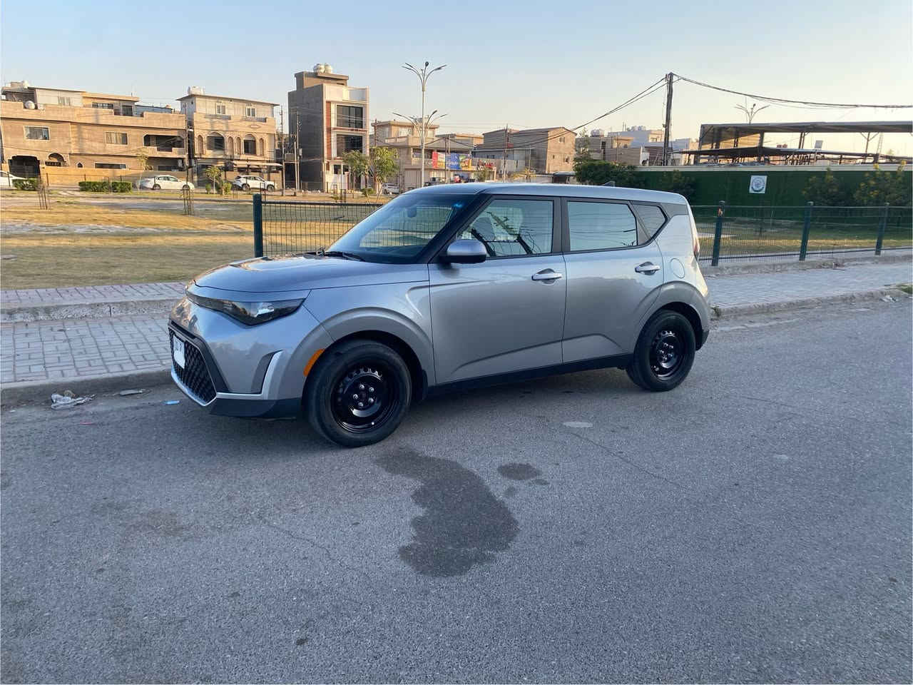 كيا صول 2024
سلام عليكم
للبيع فقط كيا صول موديل ٢٠٢٤ رقم بغداد الجديد بسمي تحويل مباشر باسم المشتري
مواصفات اعتياديه
السياره جديده جداً واحلى من الصور
حادثها موجود بالمنشور صبغ فقط بنيد بدون دواخل بدون اي شي وبيها بارد بكصة القماره شي بسيط واضح بصور الحادث
السياره دخول جديد ترقيم جديد
 حالياً ماشيه 14 الف نفس مشي امريكا تقريباً
السياره كامله من جميع النواحي ارضيات/ كتلوكات/ سبير + عده 
مناقصها شي
السعر 165 ورقه وبيها مجال ان شاء الله
مكان السياره بغداد حي الجهاد الاطباء
للتواصل ***********
ابو مريم
