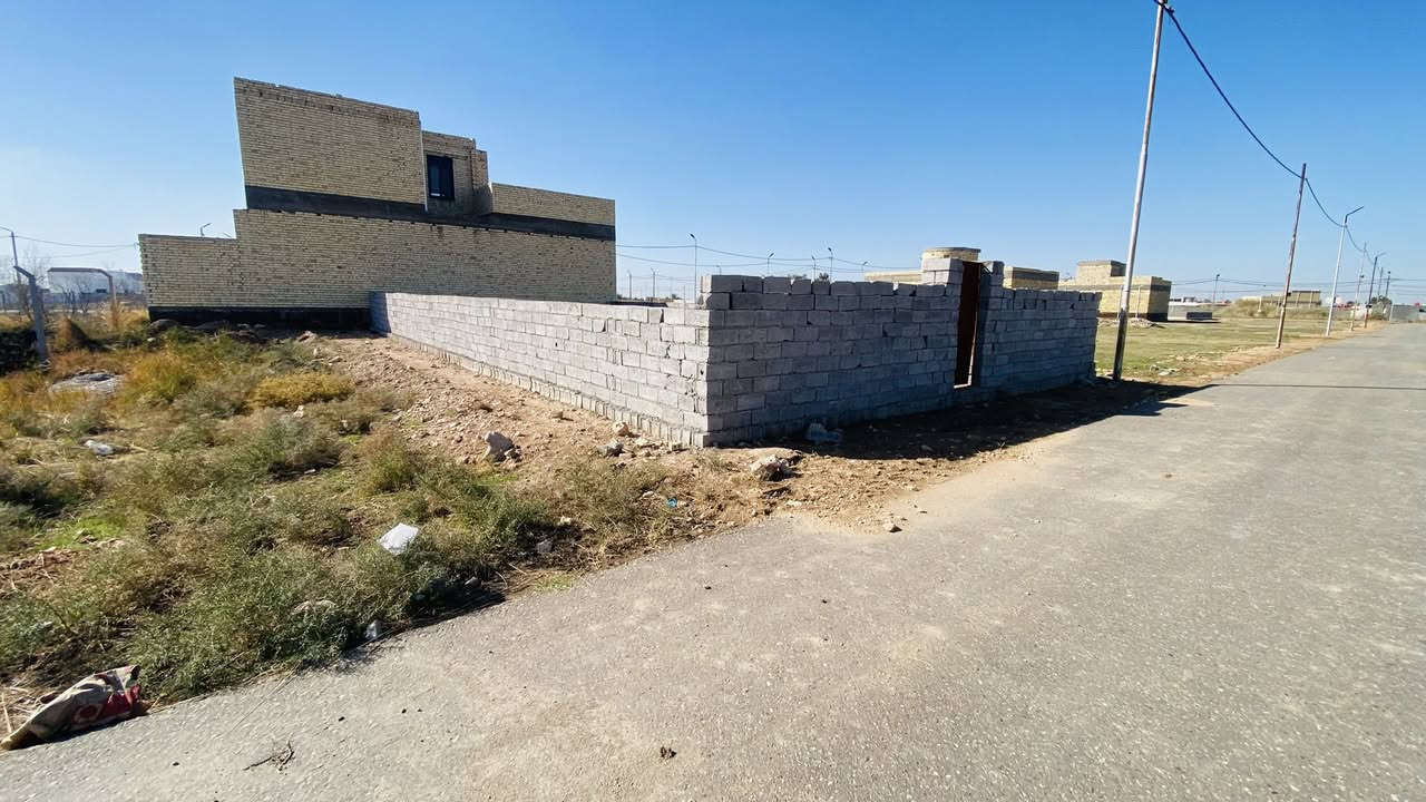 عرصة 200 متر للبيع في مجمع توحيد الثاني طريق السنيه السياحي مسيجه وقريبة عالشارع. 
***********
