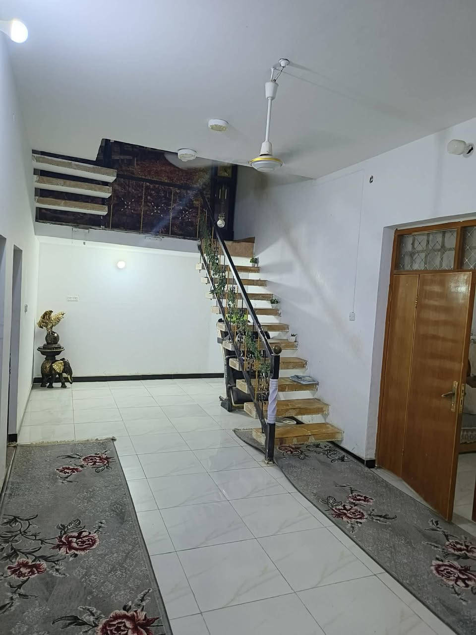السلام عليكم اخوان بيت للبيع قرب سيد حبيب شارع صب 216 متر طابو زراعي يحتوي على 4غرف نوم و3صالات لبيت طابقين واستقبال ومطبخ ومجمع صحيات وحمام داخلي الفوك نفس جوة وطابق لفوك بي حمام وصحيات السعر 125وبي مجال بصيط لتواصل ***********
