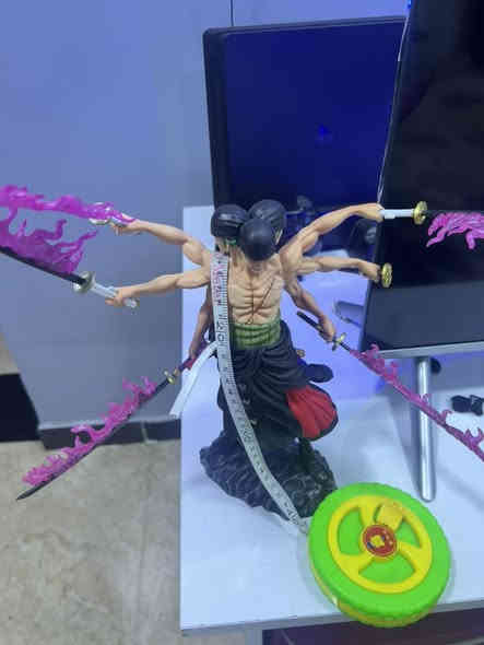 مجسم زورو مع ٦ سيوف ارتفاع 40 cm اول تم 20 الف خاص ماعندي بي مشكله راسلني واتساب ***********
